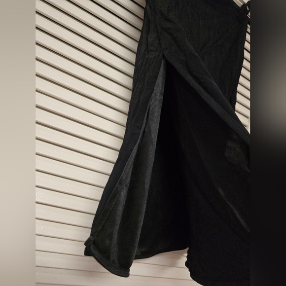 Guess Collection - Black Classic Skirt  With Lining & Two Small Side Slits - Picture 3 of 6